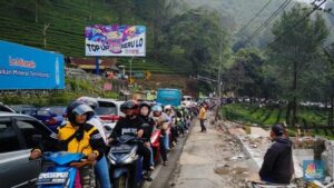 kendaraan-terjebak-macet-di-jalan-raya-puncak-cisarua-kabupaten-bogor-jawa-barat-minggu-3062024-cnbc-indonesiasefti-oktarianis-7_169