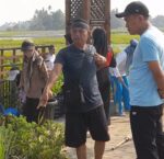 Camat Sepatan Aan Ansori Pimpin Kerja Bakti Massal di Desa Kayu Bongkok Jelang Penilaian Binwil.